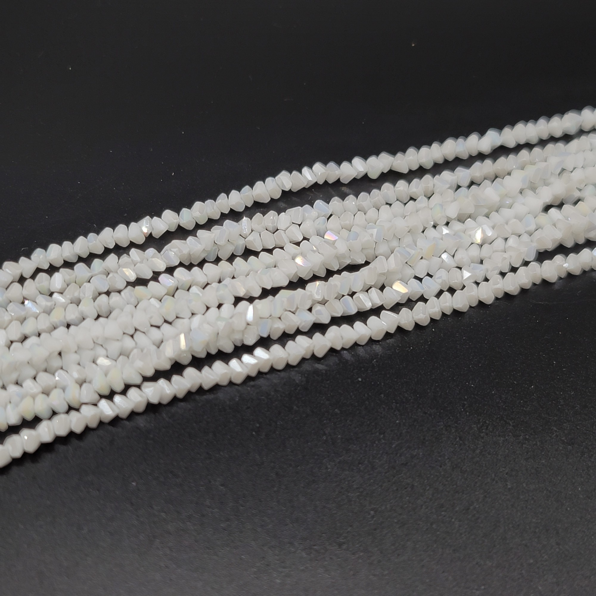 Üçgen Kristal 4MM Dizide 120 Adet Ortalama
