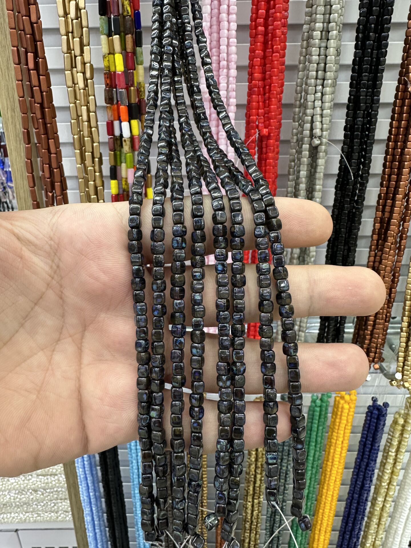 ÇEK CAMI KÜP BONCUK DİZİDE 80-85 ADET