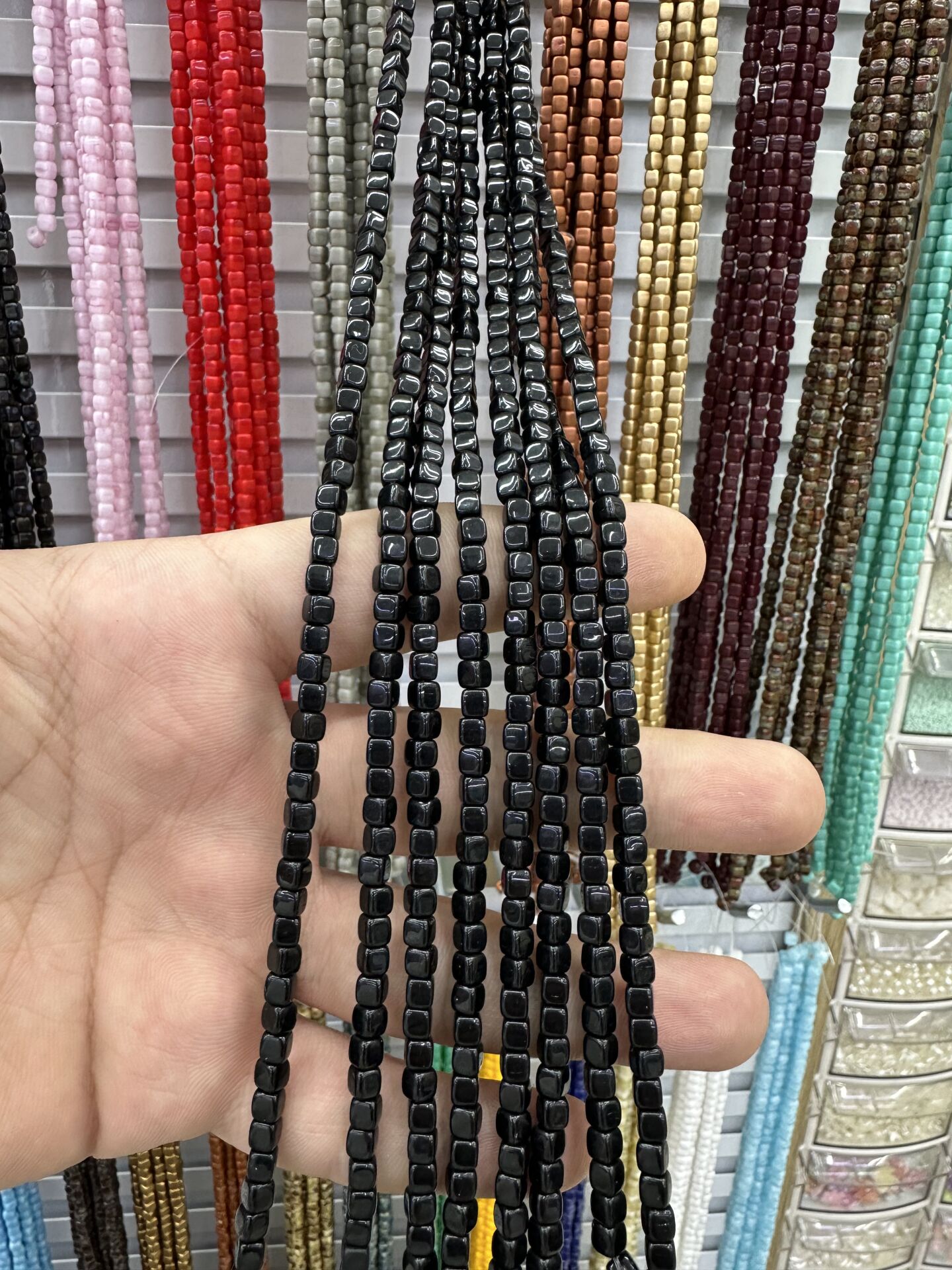 ÇEK CAMI KÜP BONCUK DİZİDE 80-85 ADET