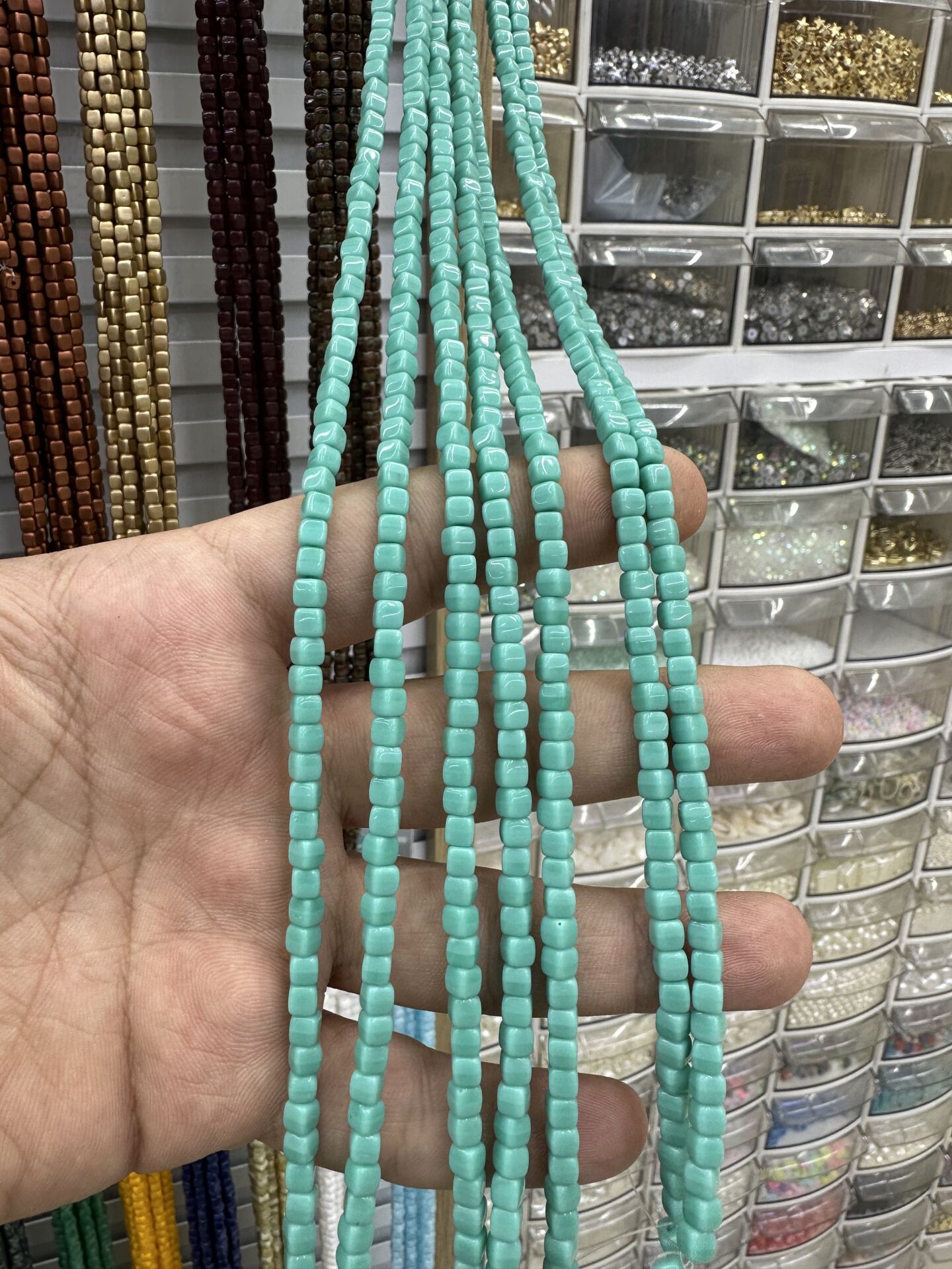 ÇEK CAMI KÜP BONCUK DİZİDE 80-85 ADET