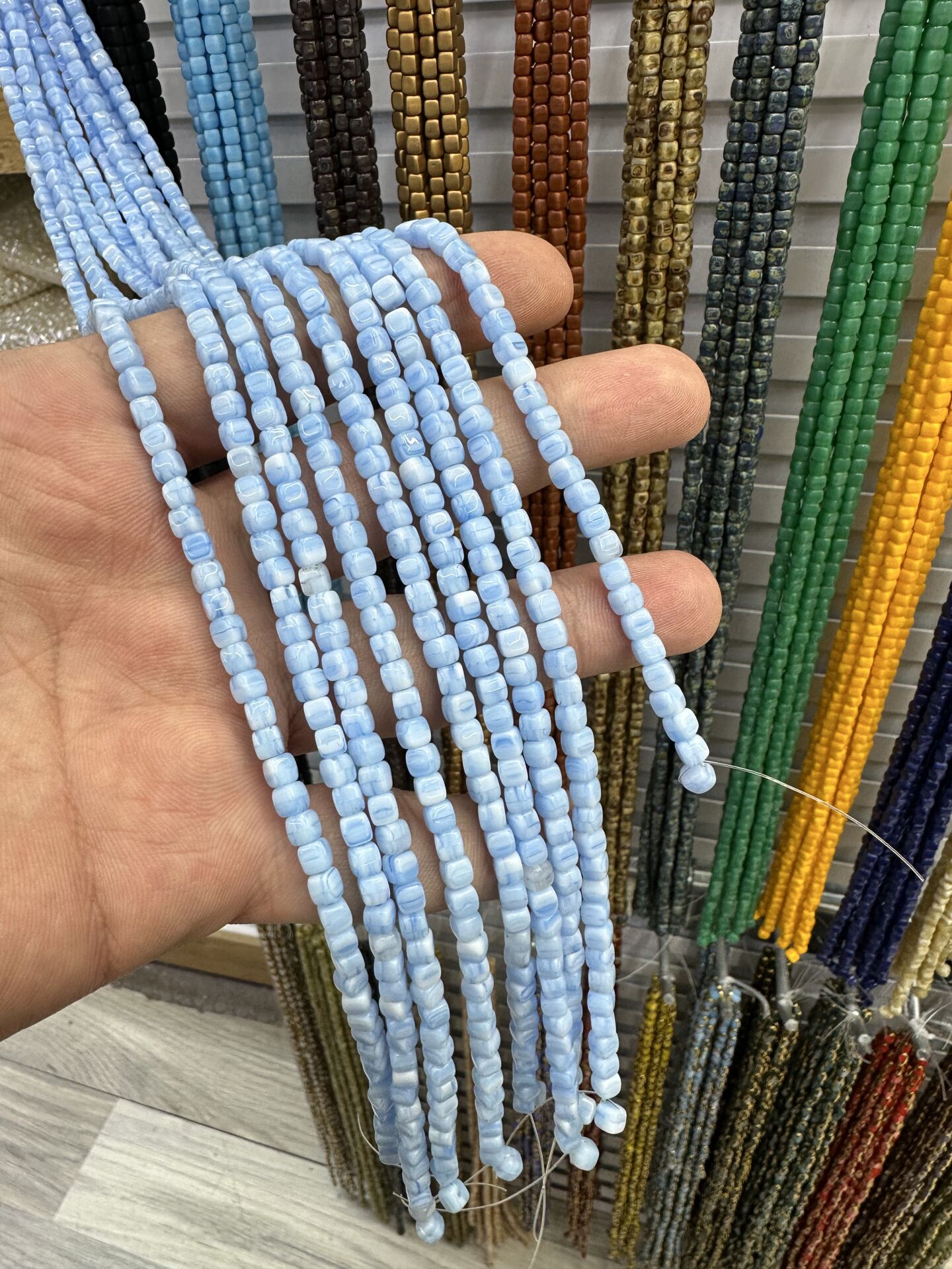 ÇEK CAMI KÜP BONCUK DİZİDE 80-85 ADET