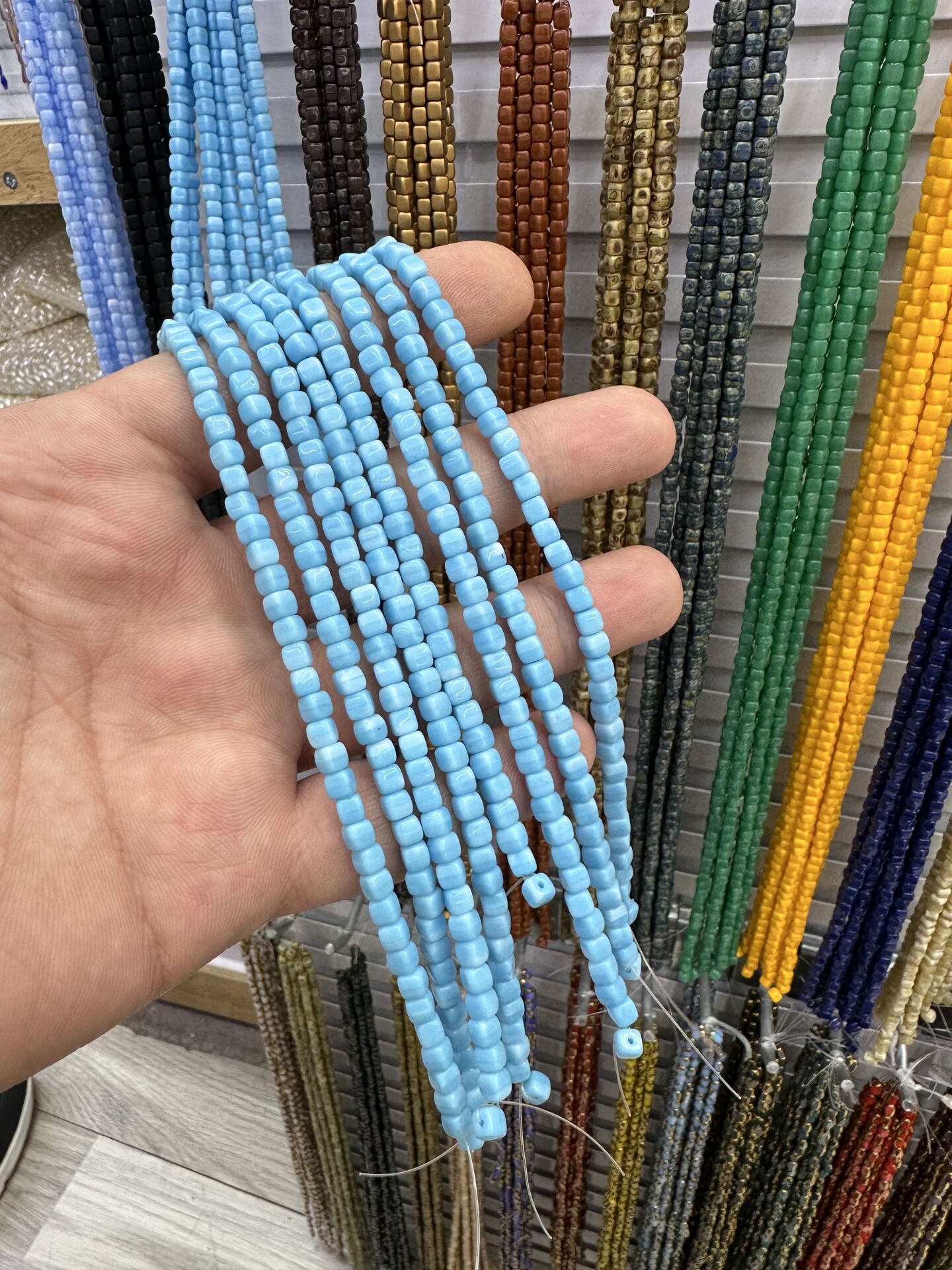 ÇEK CAMI KÜP BONCUK DİZİDE 80-85 ADET