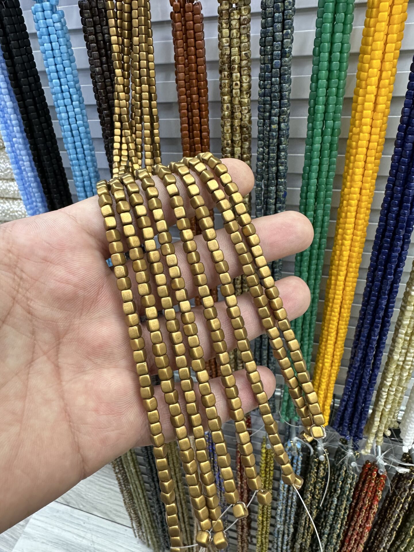 ÇEK CAMI KÜP BONCUK DİZİDE 80-85 ADET