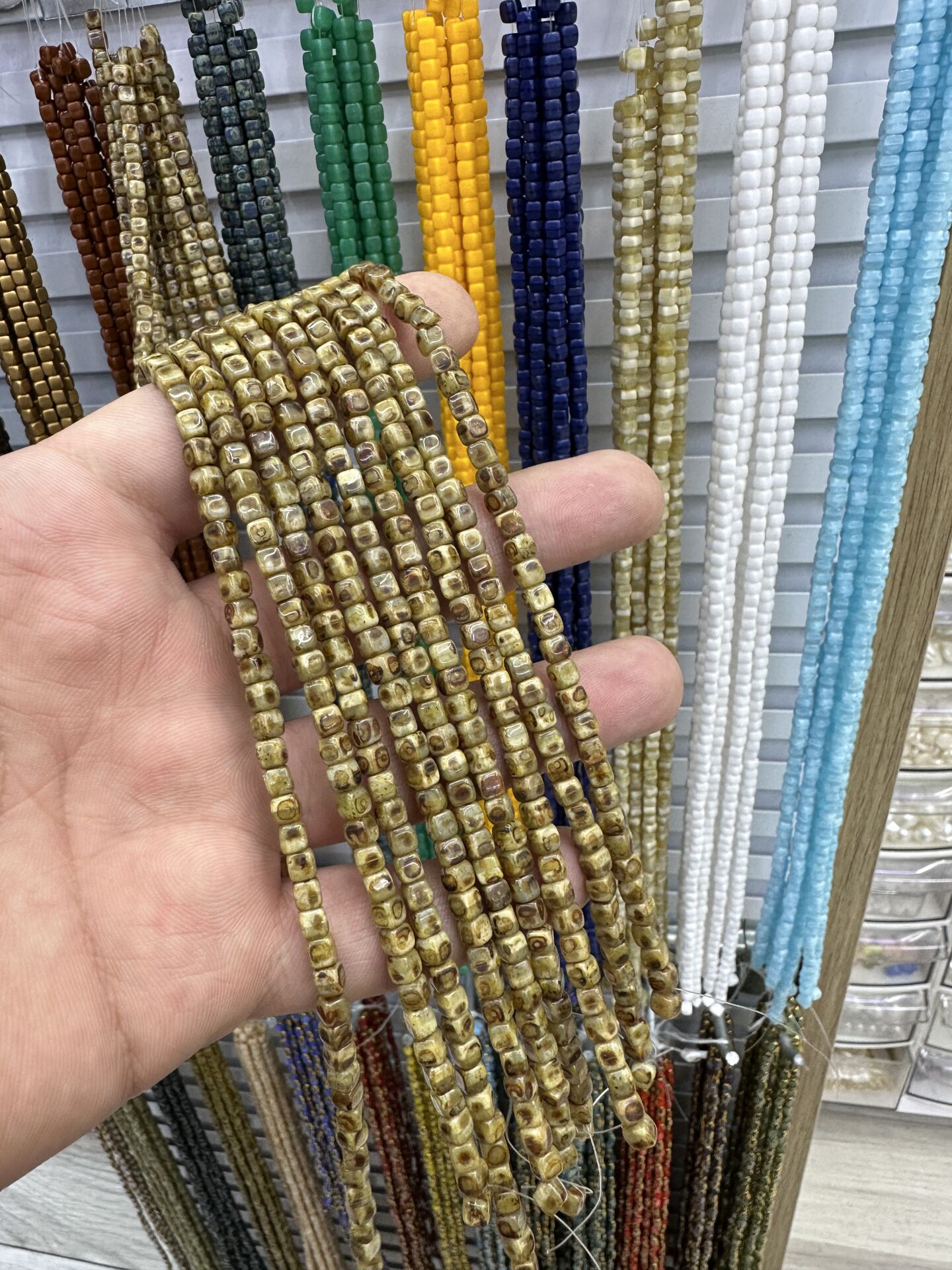 ÇEK CAMI KÜP BONCUK DİZİDE 80-85 ADET