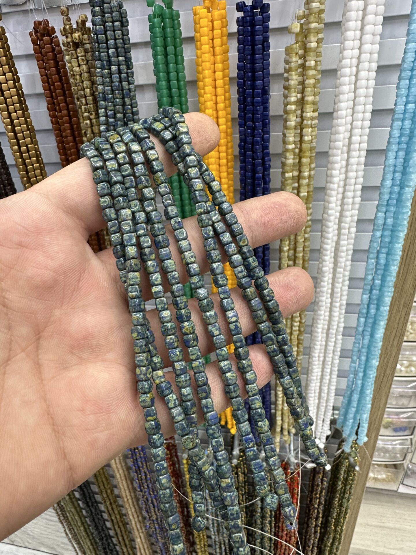 ÇEK CAMI KÜP BONCUK DİZİDE 80-85 ADET