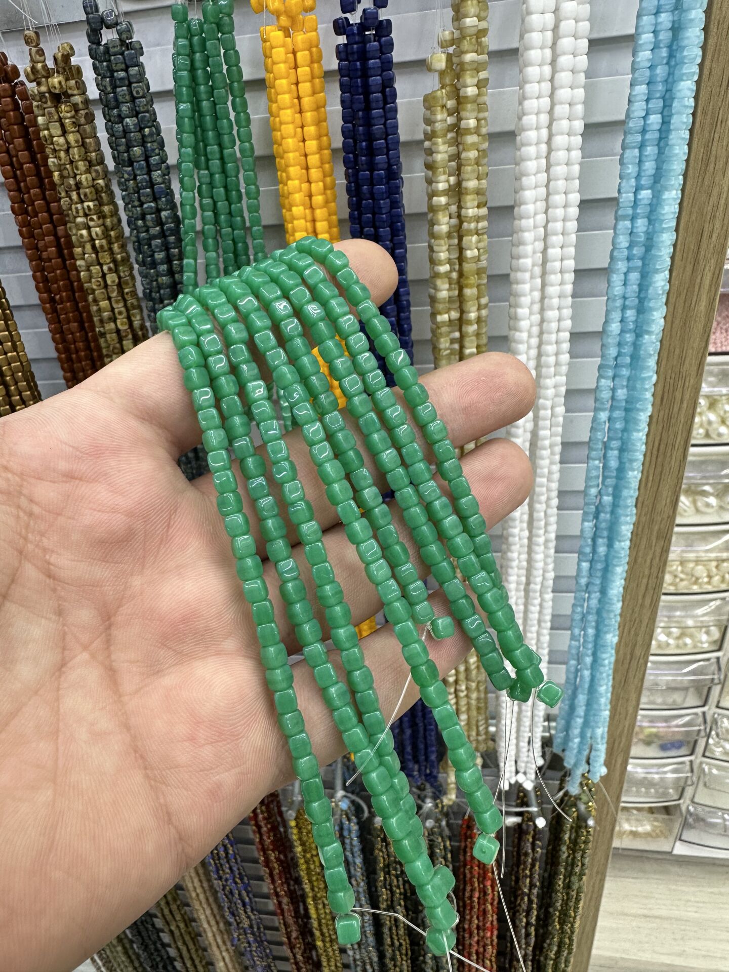 ÇEK CAMI KÜP BONCUK DİZİDE 80-85 ADET