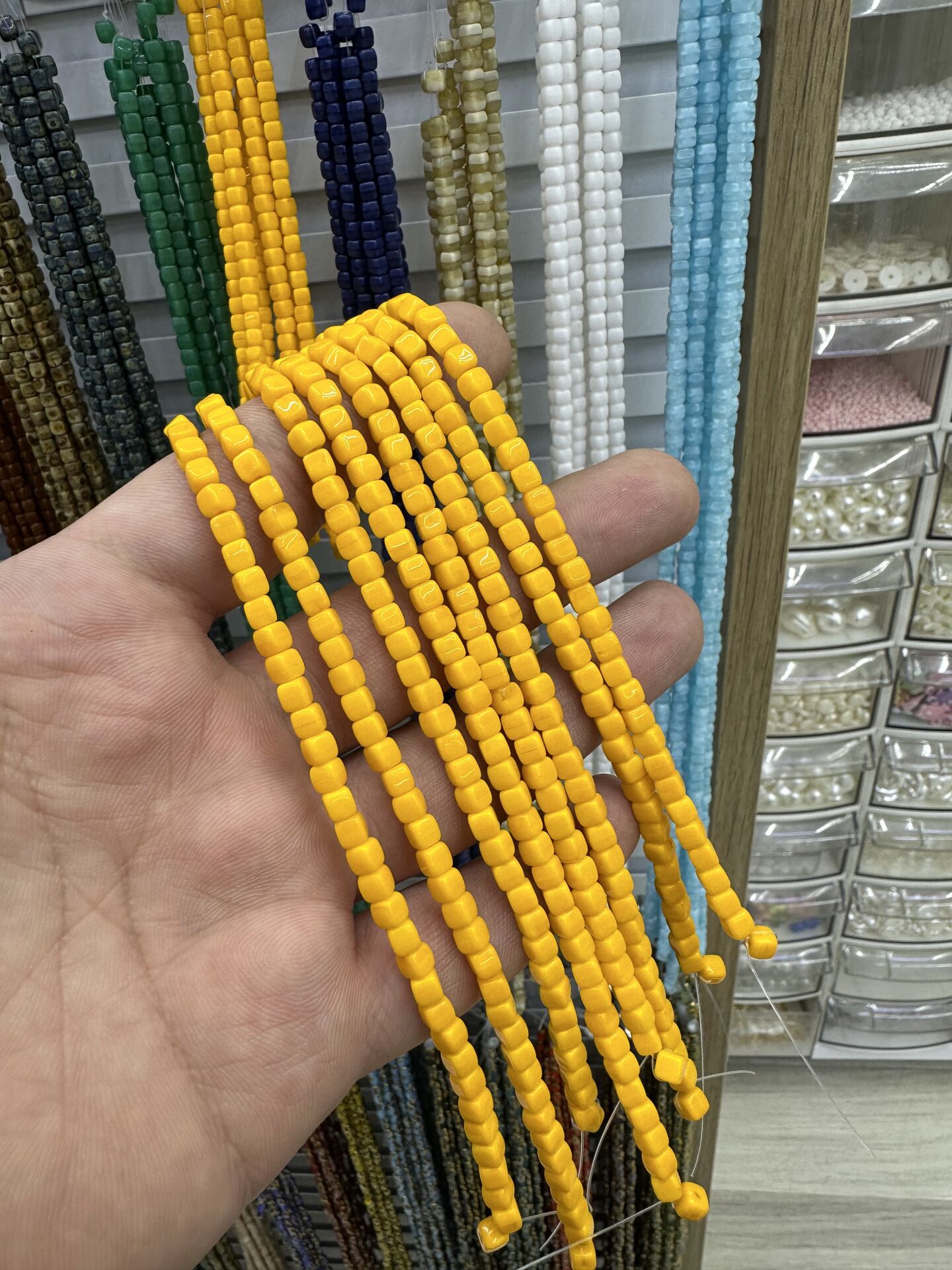 ÇEK CAMI KÜP BONCUK DİZİDE 80-85 ADET