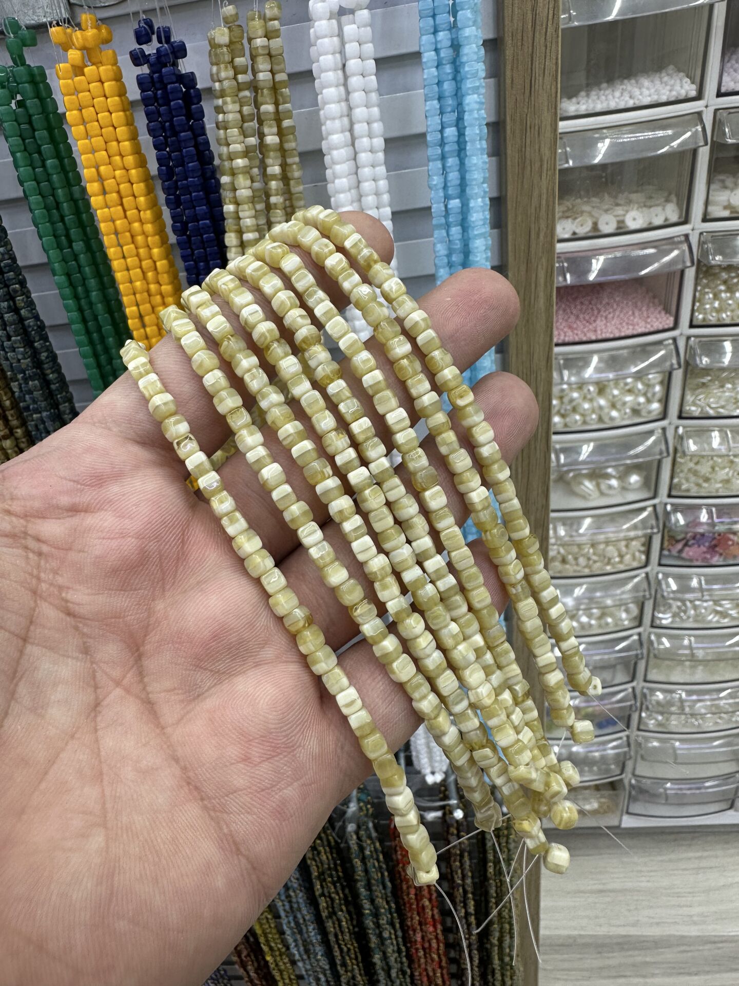 ÇEK CAMI KÜP BONCUK DİZİDE 80-85 ADET