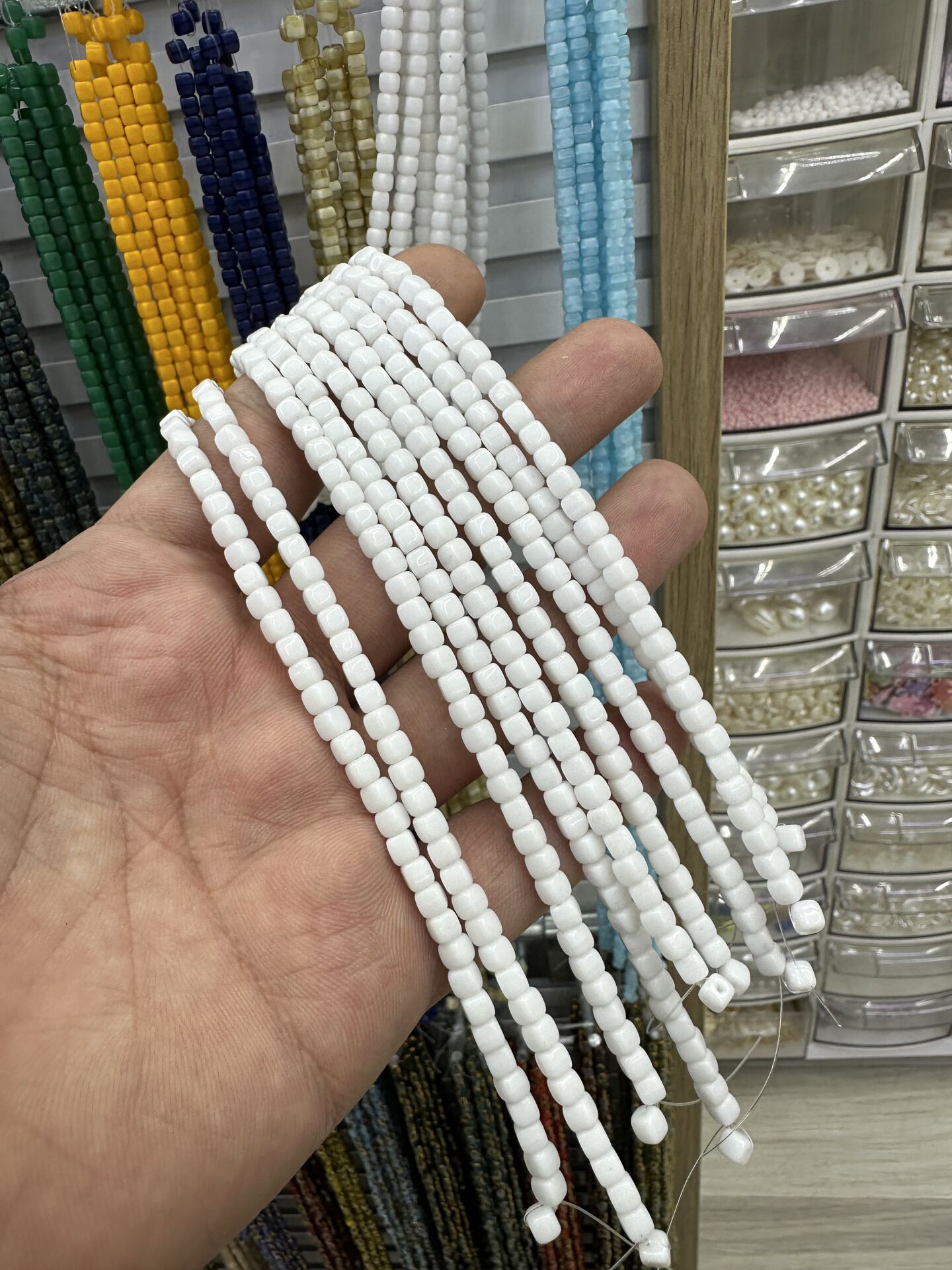 ÇEK CAMI KÜP BONCUK DİZİDE 80-85 ADET