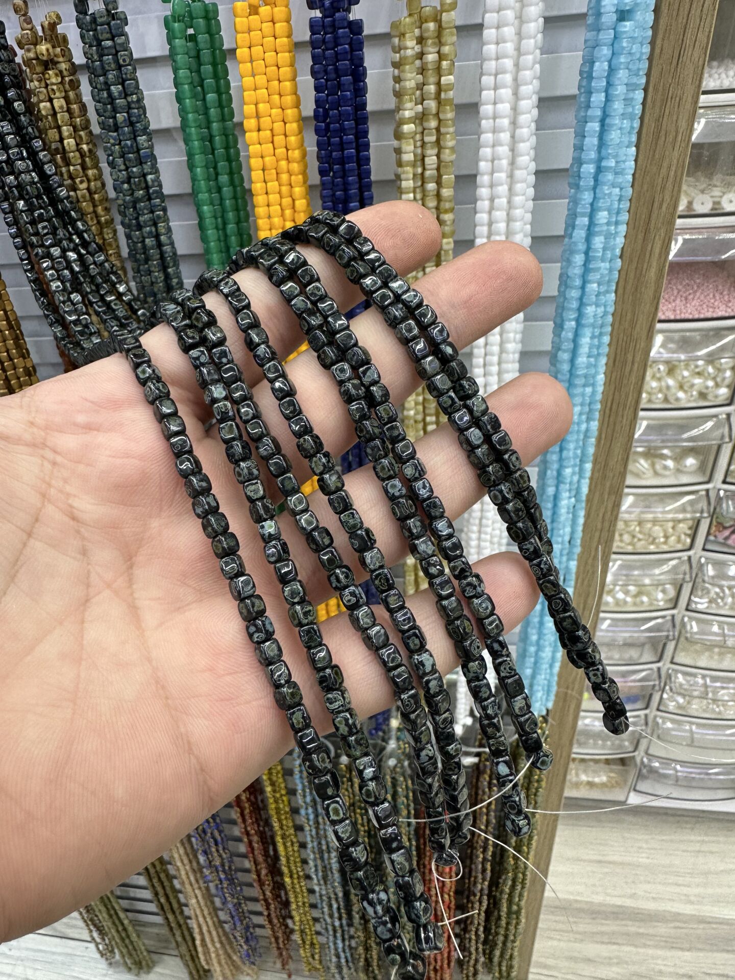 ÇEK CAMI KÜP BONCUK DİZİDE 80-85 ADET