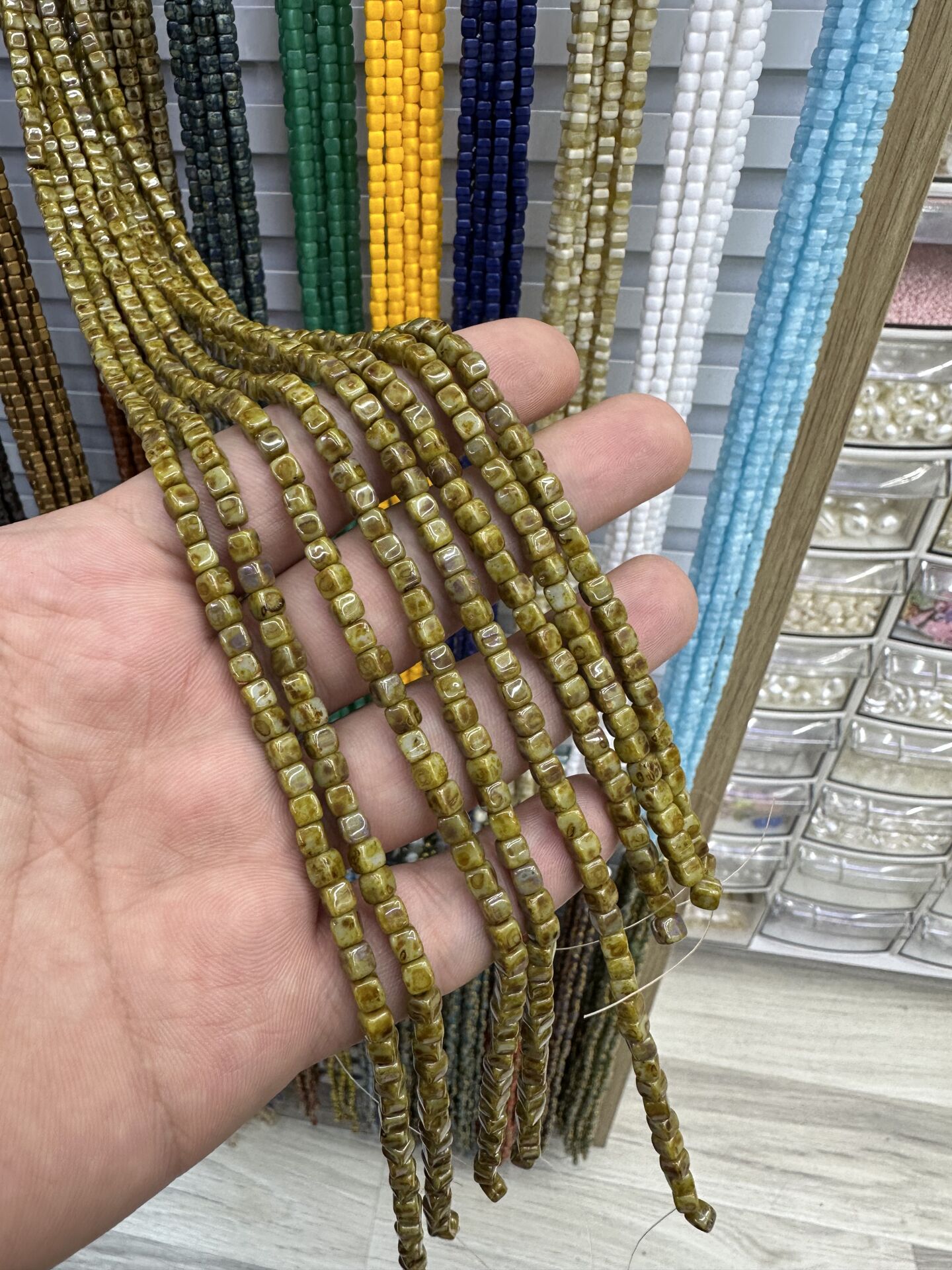 ÇEK CAMI KÜP BONCUK DİZİDE 80-85 ADET