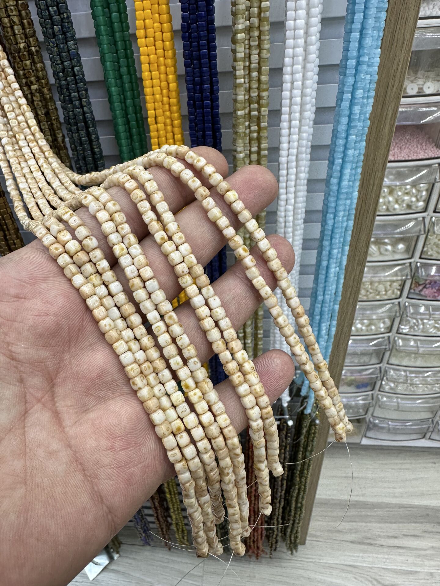 ÇEK CAMI KÜP BONCUK DİZİDE 80-85 ADET