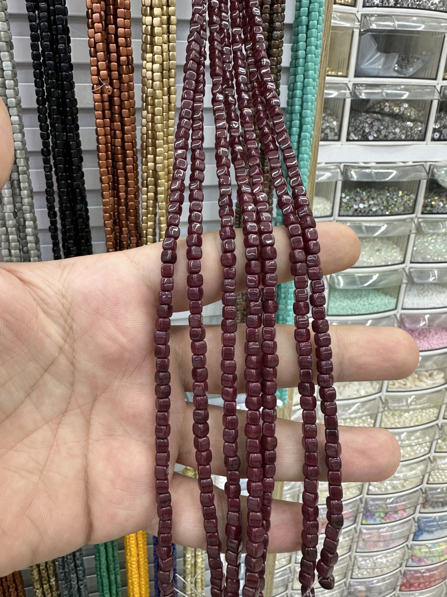 ÇEK CAMI KÜP BONCUK DİZİDE 80-85 ADET